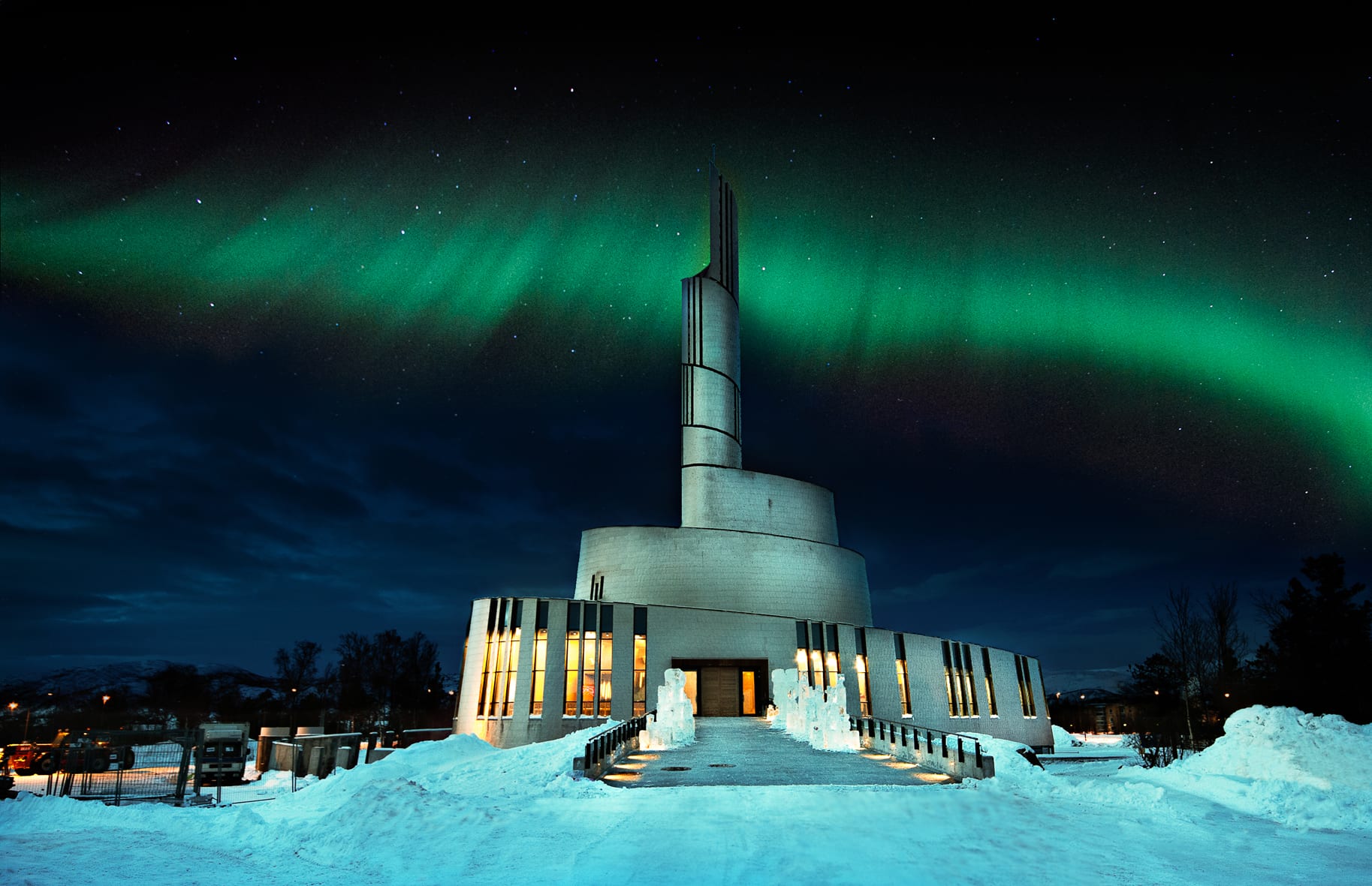 stemningsfullt bilde av Nordlyskatedralen med nordlys i bakgrunnen